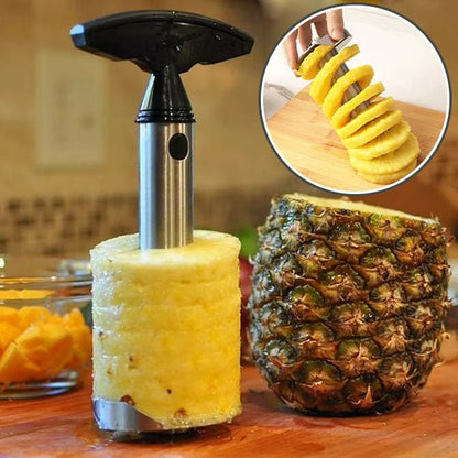 Découpeur d’ananas sur planche avec trancheur en action, rondelles déposées en vue circulaire.