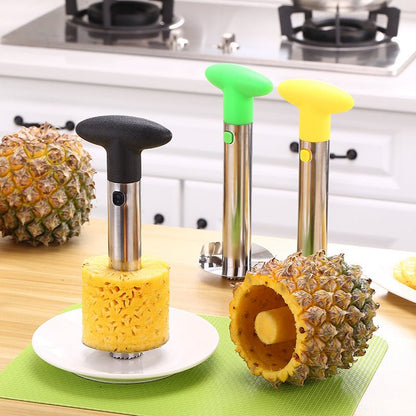 coupe-ananas-spirale-vert-jaune-et-noir-debouts-sur-la-table