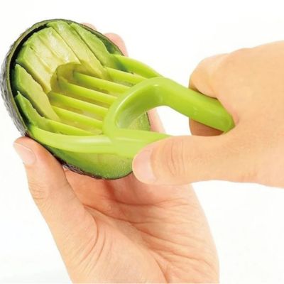 coupe-avocat-3-en-1-tranchant-un-avocat