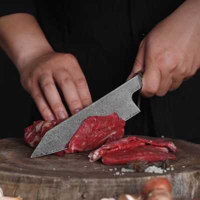 Couteau de chef japonais et viande rouge