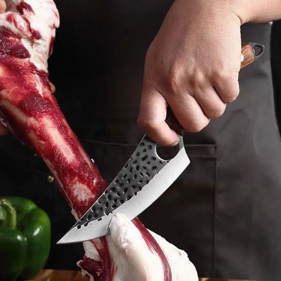 couteau-de-cuisine-japonais-desosse-un-gros-os