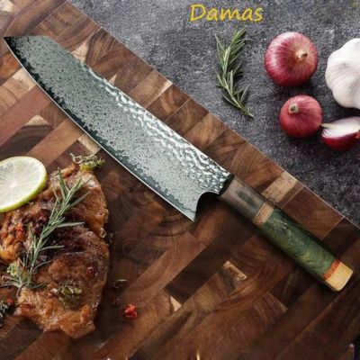 couteau-japonais-avec-lame-en-acier-damas-pose-sur-une-planche-a-decouper-avec-une-viande