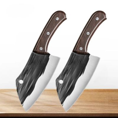 DEUX couteaux japonais de cuisine "COUTEAU JAPONAIS - COUPERET" à lame noire et large, poignées en bois, posés sur planche.