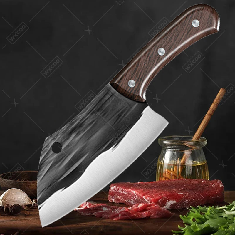 couteau-japonais-couperet-plante-a-cote-d-un-bout-de-viande