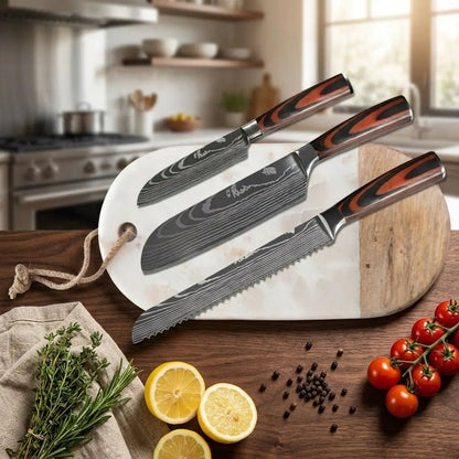 Couteaux de cuisine japonais sur planche à découper, manches bois foncé à motifs, ustensiles tranchants visibles. Set de couteaux de chef.