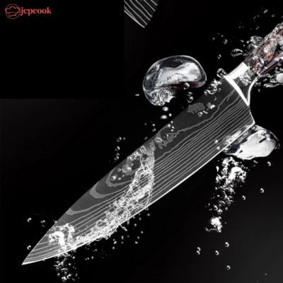 Couteau japonais en acier avec étui, image de couteau tranchant sous l’eau et éclaboussures sur fond noir.