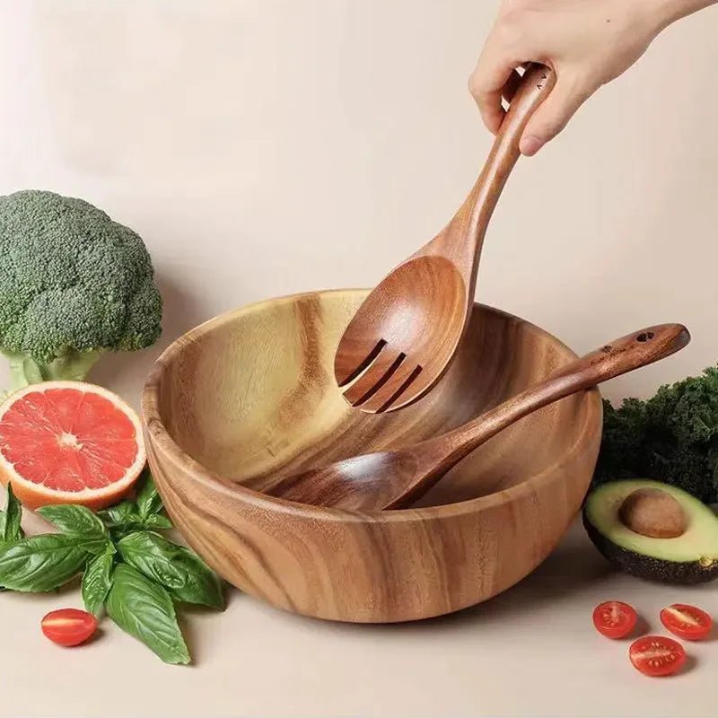couverts-a-salade-dans-un-saladier-en-bois