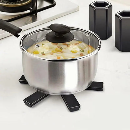 Casserole en inox avec couvercle transparent, bouillon et légumes, posée sur un chou futé hexagonal pliable DESSOUS DE PLAT PLIABLE - HEXAGONE™.
