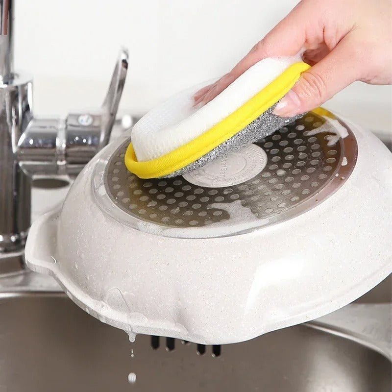 eponge-lavable-spongel-nettoie-une-poele