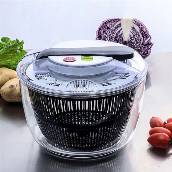 essoreuse-a-salade-noire-sur-la-table