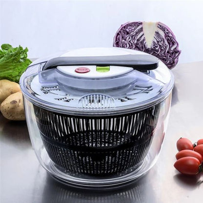 essoreuse-a-salade-noire-sur-la-table