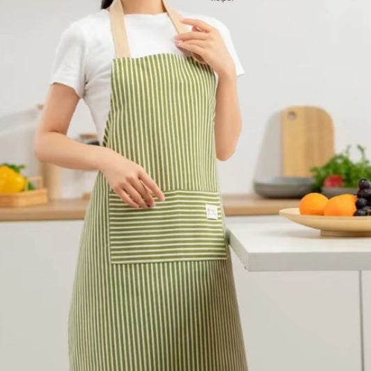 femme-portant-tablier-de-cuisine-vert