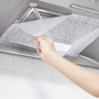 main montrant la fixation du filtre pour
 hotte