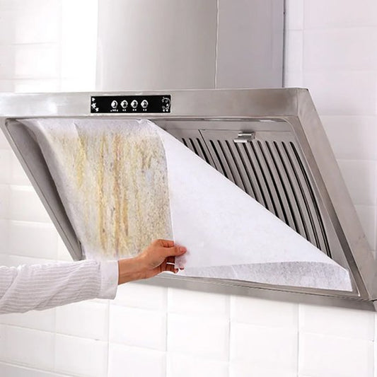 main de femme qui retire le filtre sale pour hotte aspirante