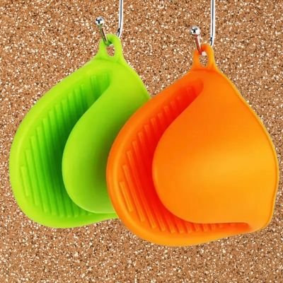 gant-anti-chaleur-en-silicone-orange-et-vert-suspendus