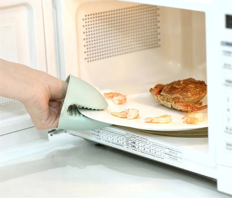 gant-anti-chaleur-tenant-une-assiette-avec-un-crabe