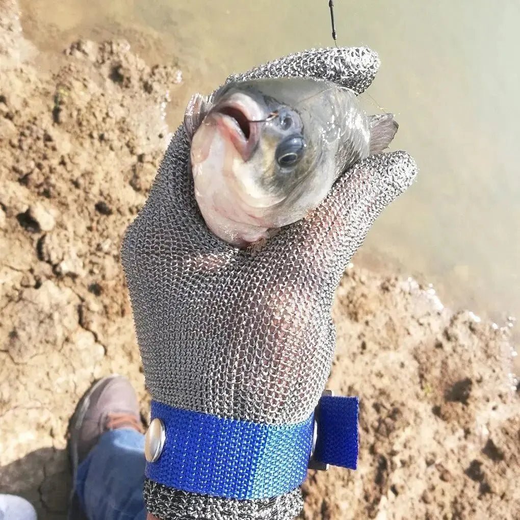 gant-anti-coupure-staal-tenant-un-poisson
