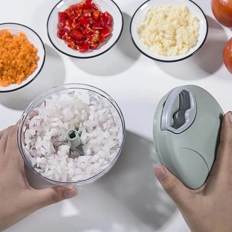 quatre bols avec différentes coupes effectuées avec le hachoir manuel  : oignon, ail, tomate, carotte.