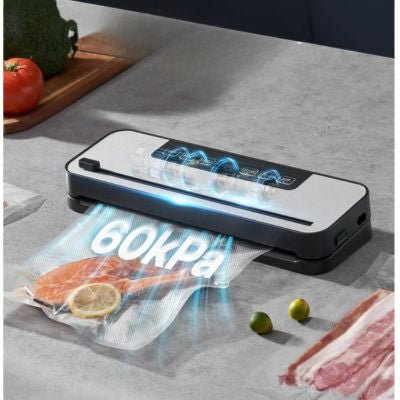machine mise sous vide alimentaire emballe du poisson avec la puissance de 60 Kpa inscrite sur le sac