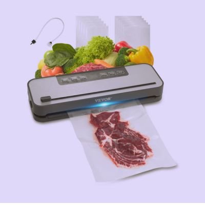 machine mise sous vide d'un steak avec des légumes en arrière plan