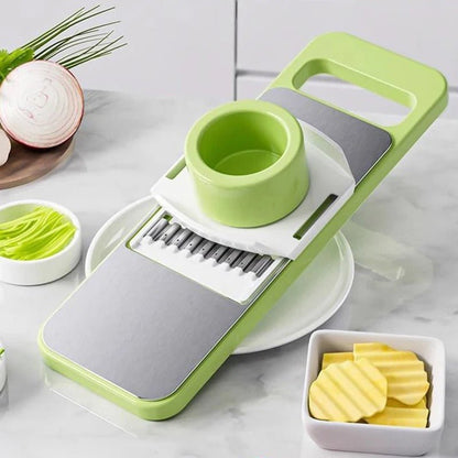 mandoline de cuisine avec des tuiles ondulées de pomme de terre