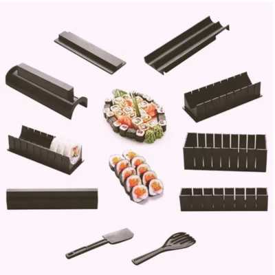 les dix pièces du moule à sushi entourent deux plats de sushi 