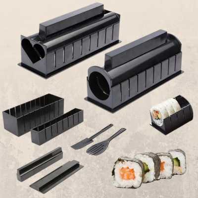 moule à sushi présenté en dix pièces détachées dont le moile en coeur et le moule rond; avec quatre sushis sur le côté.