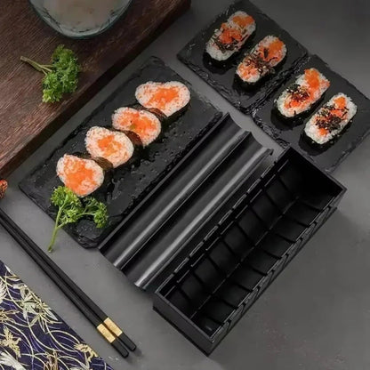 boite présentant des sushis en forme de coeur er des sushis allongés, avec une paire de baguettes et deux brins de persil
