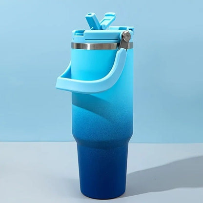 mug isotherme bleu en gros plan