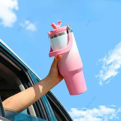 mug isotherme rose en gros plan