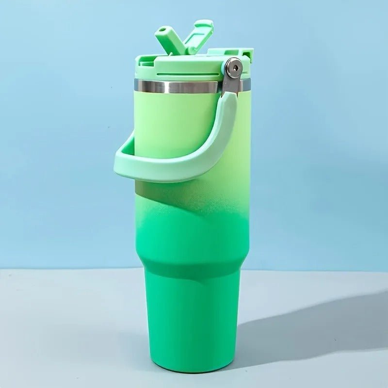 mug isotherme vert en gros plan