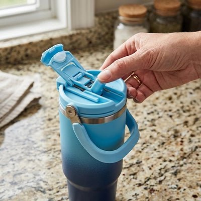 fonctionnement du mug isotherme avec son bec verseur et sa paille
