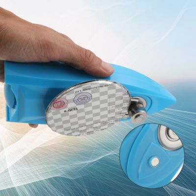 Ouvre-boîte électrique bleu avec mécanisme à cadran métallique et roulette de réglage, usage manuel.