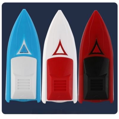 Trois ouvre-boîtes électriques de couleur bleue, blanche et rouge, vus de dessus sur fond bleu foncé.
