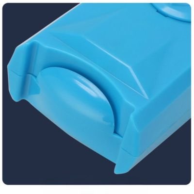 Ouvre-boîte électrique bleu avec molette et capot; forme compacte et bouton rotatif.