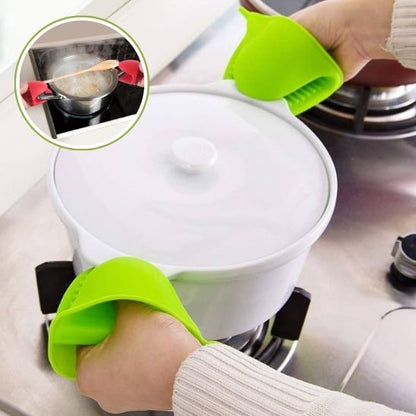 paire-de-gants-anti-chaleur-verts-tenant-une-cocotte