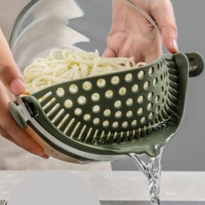 passoire-a-clipser-verte-verse-l-eau-des-spagetti