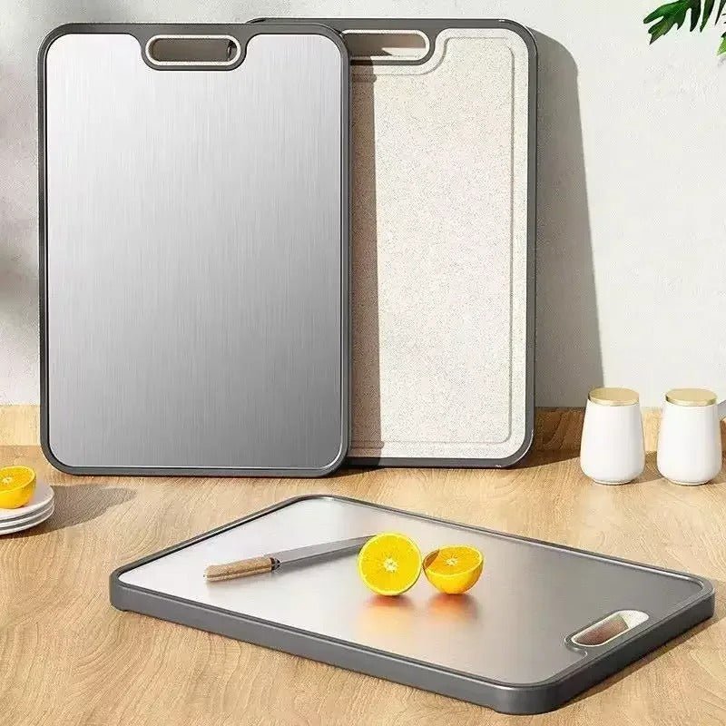 planche a dexcouper en titane posée sur plan de travail avec un citron coupé et un couteau dessus, et deux autres planches à découer adossées au mur, faces différentes