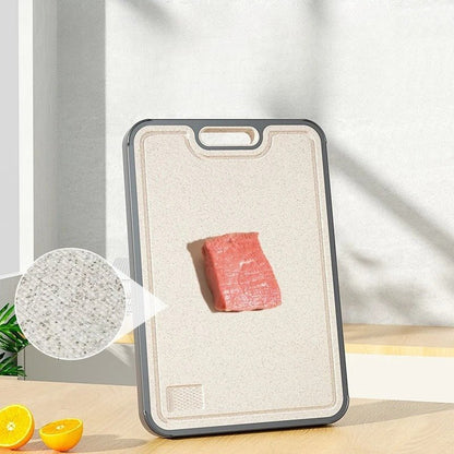 planche a decouper en titan verticale, avec un morceau de viande dessus, et deux demi citrons à côté, un grossissementde l'image montre la texture de la planche