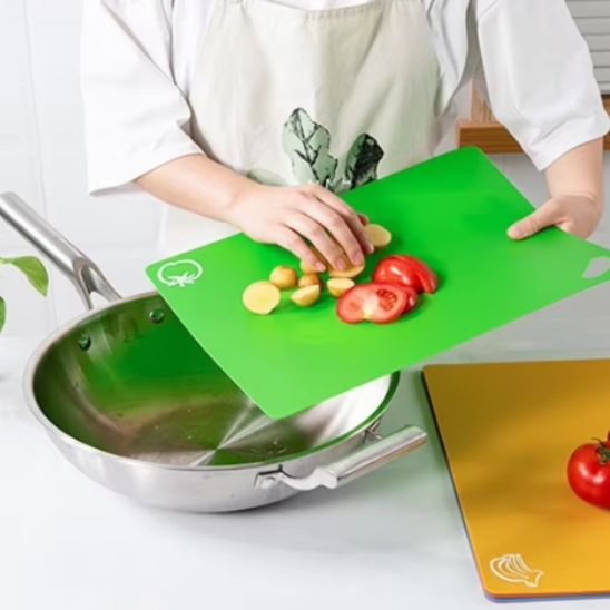 planche-a-decouper-verte-tomate-et-pomme-de-terre
