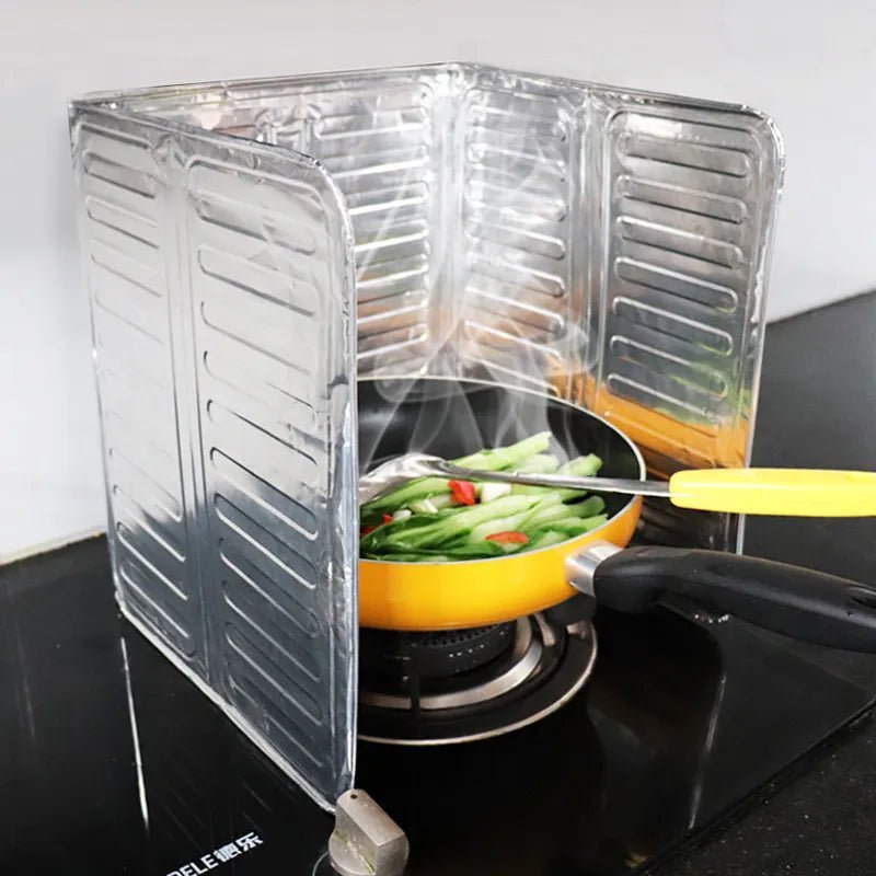 plaque-anti-projection-cuisine-splatterstop-autour-d'une-poele