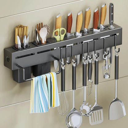 Porte-couteau mural multifonctions noir, avec rangements: couteaux, ciseaux, ustensiles et torchon suspendus, spatules et outils accrochés.