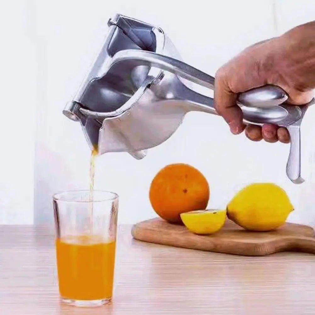 presse-agrummes en gros plan versant du jus d'oarange dans un verre