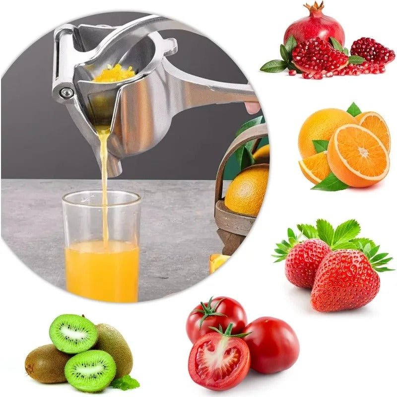 presseagrumes entouré d'une grenade, d'oranges, de fraises, detomates, de kiwis