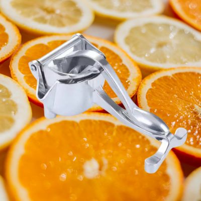 presse agrure au milieu de quartiers d'oranges et de citrons