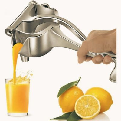 pesse-agrumes versant du jus d'oarange dans un verre avec des citrons à côté