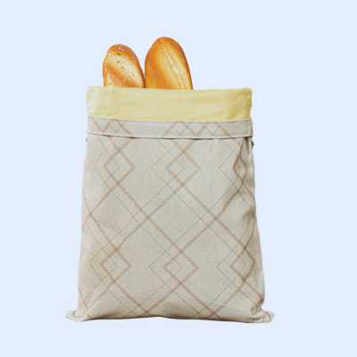 sac à pain beige contenant deux baguettes