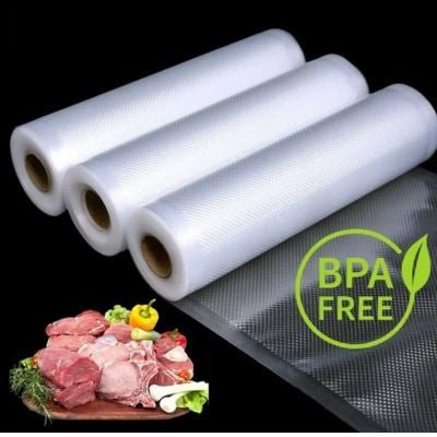 troi rouleaux de sacs sous vide alimentaires avec des morceaux de viande et la mention BPA free