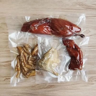 sacs sous vide avec cuisse de poulet cru, cuisse de poulet cuit, crevettes