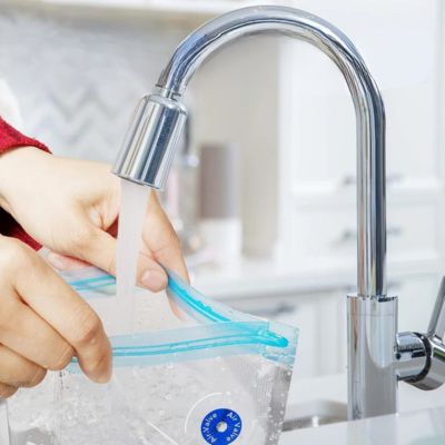 sac sous vide alimentaire sous le robinet